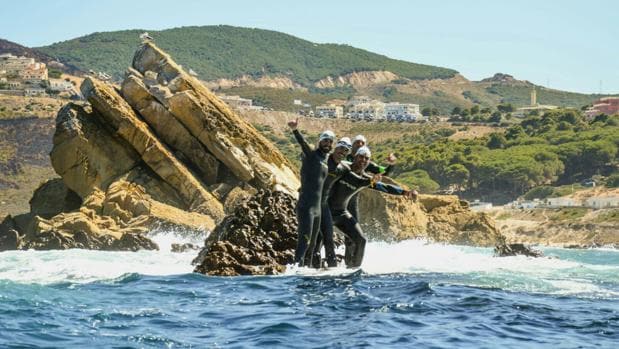 Momento tras la llegada de los cuatro nadadores a Punta Cires en Marrucos