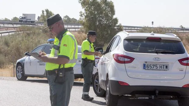 Agentes de la Guardia Civil de Tráfico de Córdoba en un control