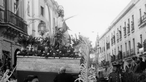 Niños de primera comunión en la Semana Santa de Córdoba