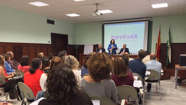 La consejera de Igualdad, María José Sánchez Rubio, en una reunión con la asociación de valoradores