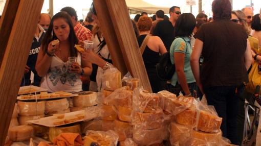 Hasta cien tipos de queso en los puestos de la plaza central de Zuheros