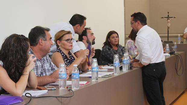 Jesús Rojano (de pie) en un Pleno del Ayuntamiento de Baena