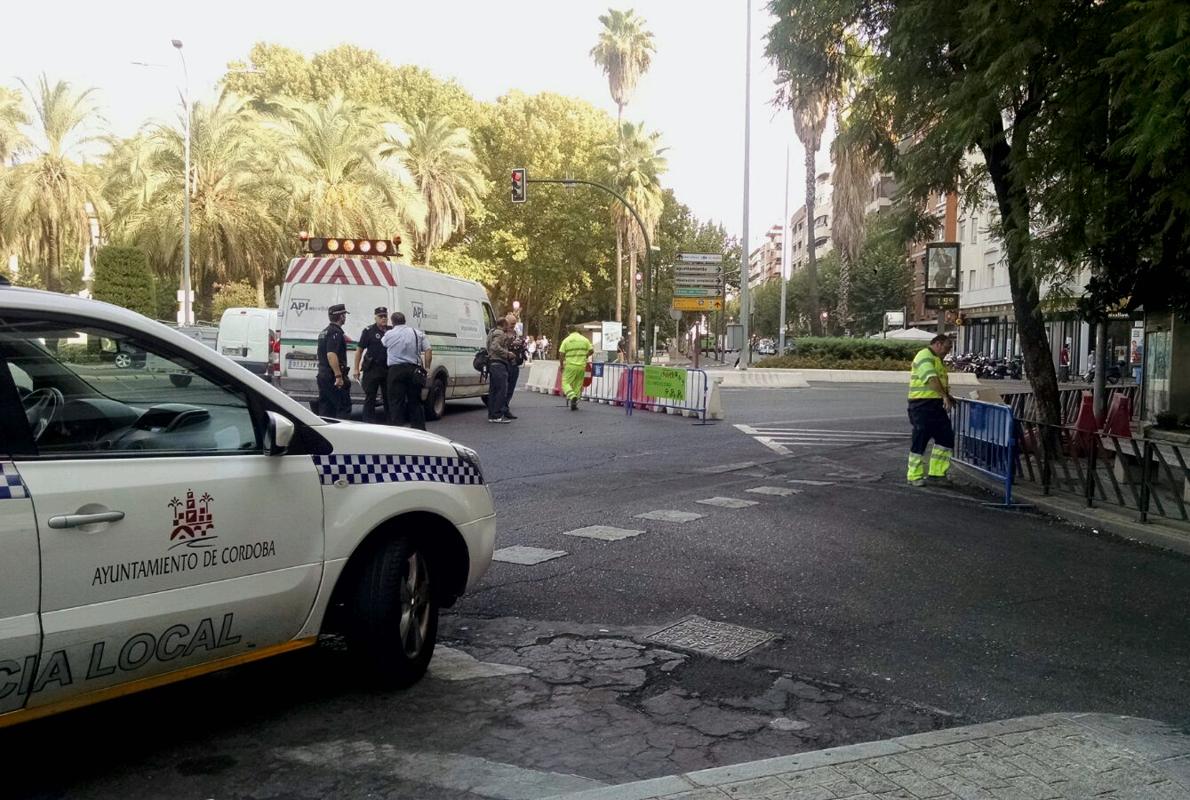 Parcelistas y Policía Local en la avenida Ronda de los Tejares