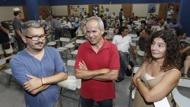 Tres de los concejales de Ganemos Córdoba durante una asamblea anterior