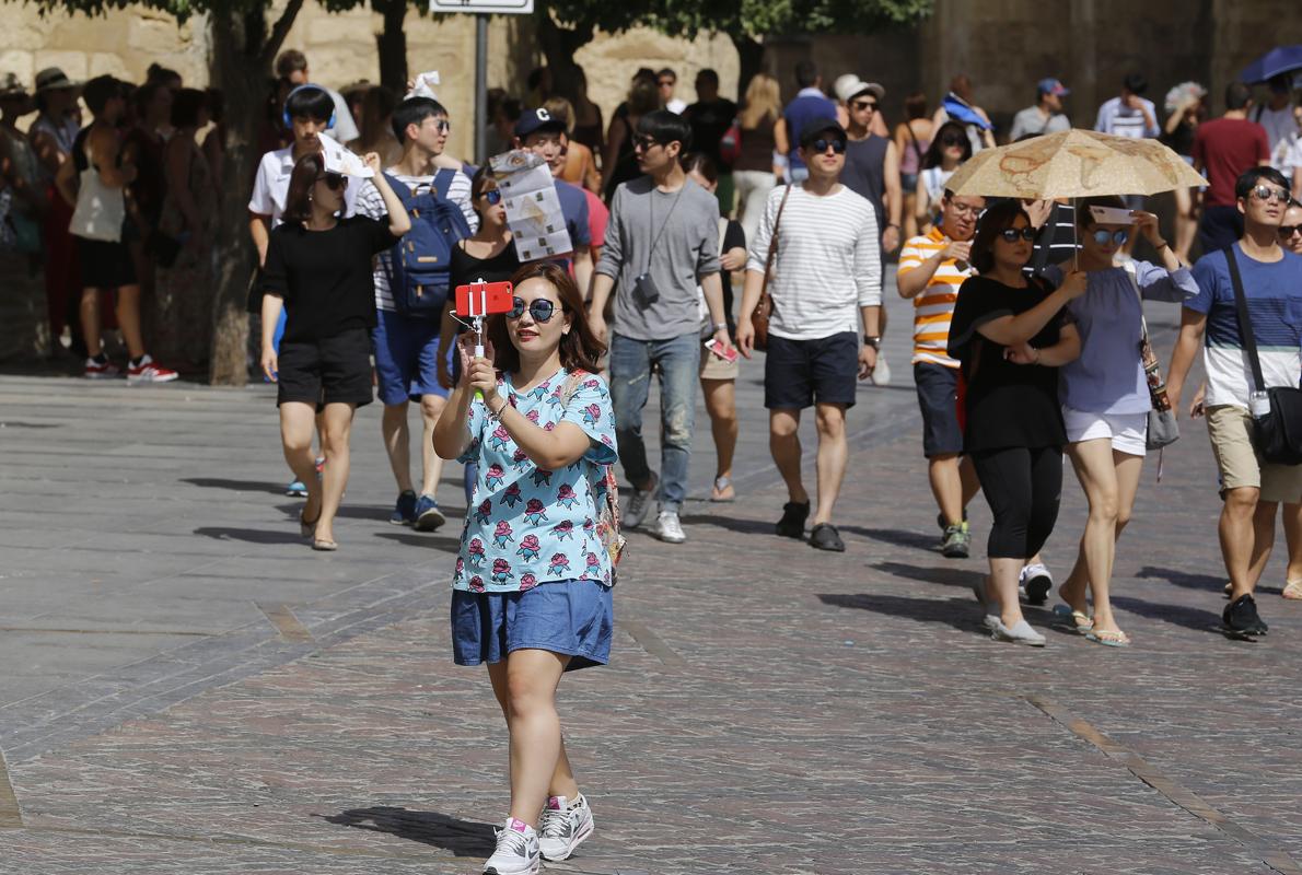 Una turista por el centro monumental de Córdoba