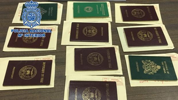 Pasaportes incautados por la Policía