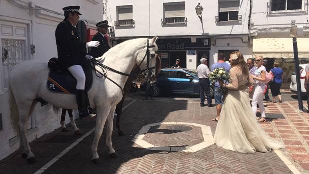 Agentes de la Policía Local de Marbella durante la polémica escolta que hicieron en una boda