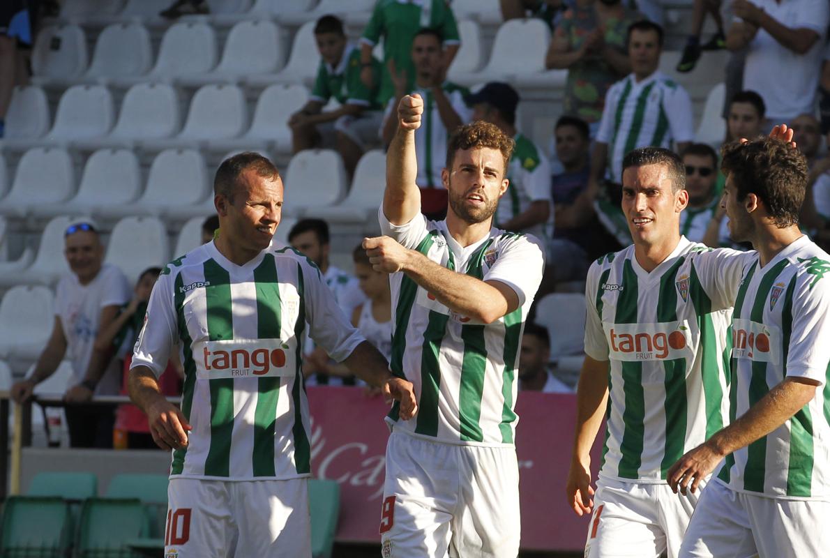 Juli celebra uno de los goles del Córdoba