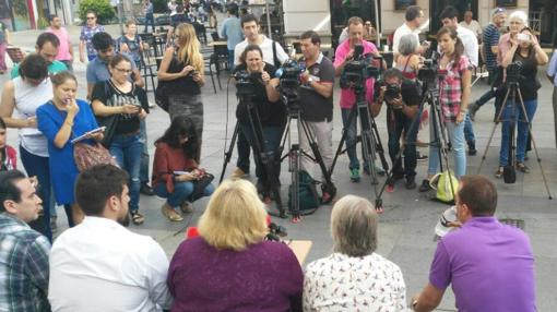 Medios cubriendo la presentación de «Andalucía Plaza a Plaza»;