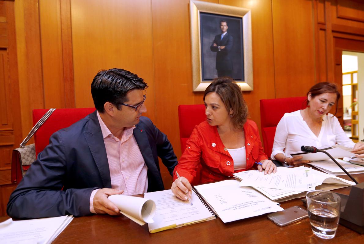 Pedro García, con Isabel Ambrosio durante un pleno