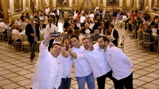 Cocineros y comensales del evento de alta cocina realizado en el Real Círculo de la Amistad