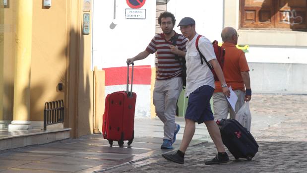 Dos turistas llegan a un hotel de Córdoba