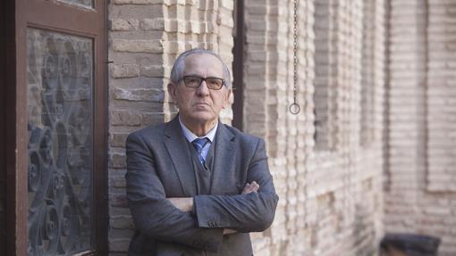 José Manuel Cuenca Toribio, en el patio de la Facultad de Filosofía y Letras