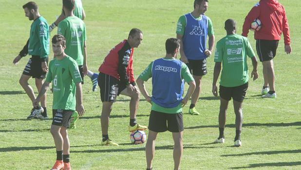 El entrenador del Córdoba, José Luis Oltra, en el centro de un entrenamiento