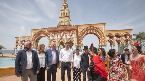 Con miembros de su partido, en la Feria