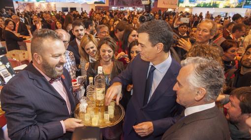 Junto a la alcaldesa en la edición de Fitur de este año