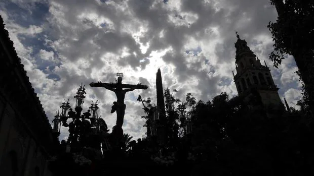 Cristo de la Agonía bajo el cielo de Córdoba