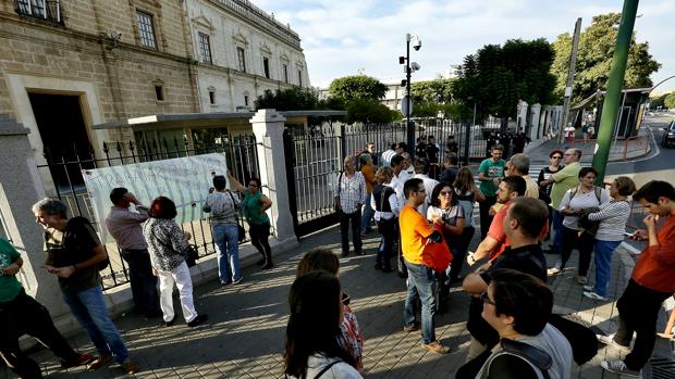 Concentración de profesores de institutos ante el Parlamento