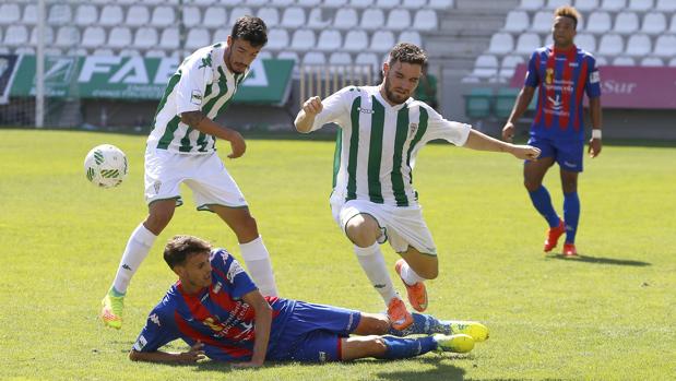 Javi Galán, del Córdoba B, presiona a un rival del Extremadura