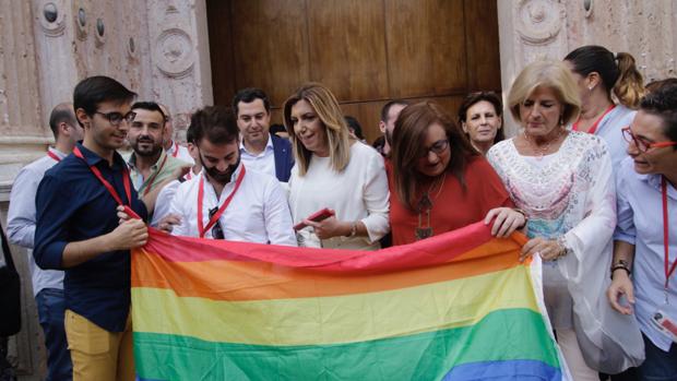 Susana Díaz y Juanma Moreno se hacen una foto con diversos colectivos