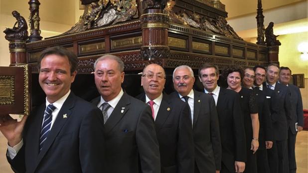 Los presidentes, bajo el trono del Santo Sepulcro de Málaga