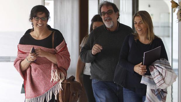 Teresa Rodríguez junto a Begoña Gutiérrez en el Parlamento