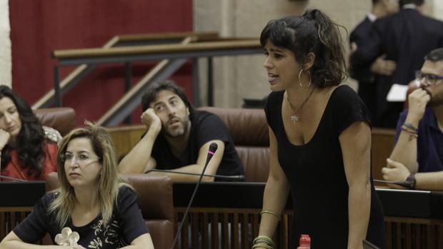 Teresa Rodríguez junto a Carmen Lizárraga, portavoz económica, y el resto de su grupo parlamentario