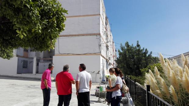 Un grupo de vecinos contempla el edificio desalojado