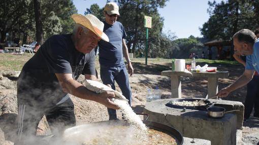 Preparando el perol de arroz en el parque de Los Villares