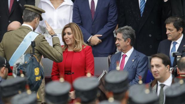 El Rey Don Felipe saluda a la presidenta andaluza Susana Díaz durante el desfile de la Fiesta Nacional