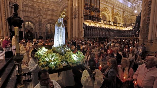 Rezo del rosario por el interior de la Catedral con la Virgen de Fátima