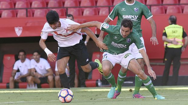 instante del encuentro entre Sevilla Atlético y Huesca