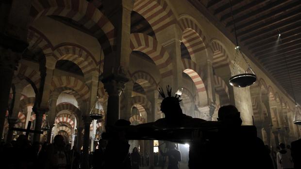 Via Crucis en el interior de la Catedral