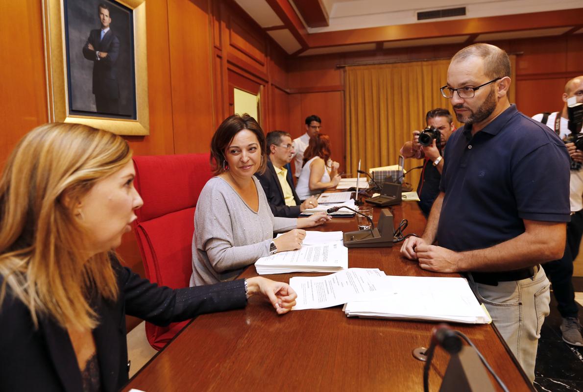 La alcaldesa, con el edil de Cultura antes del inicio del Pleno de octubre