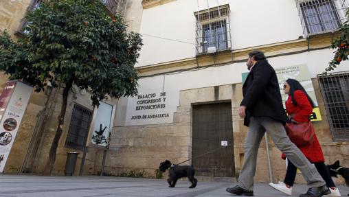 Una pareja pasa delante del Palacio de Congresos cerrado