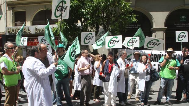 Protesta del sindicato CSIF ante la sede del Servicio Andaluz de Salud