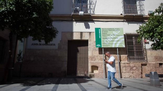 Un hombre pasa por delante del Palacio de Congresos, todavía cerrado