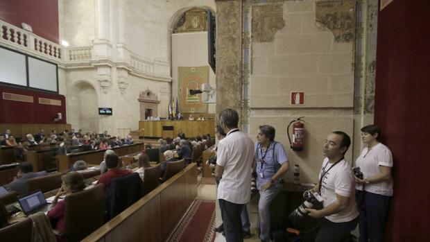 Los medios gráficos atienden en una sesión del Parlamento de Andalucía
