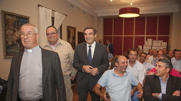 Sanmiguel llama a las cofradías de Córdoba a «arrimar el hombro» en la carrera oficial