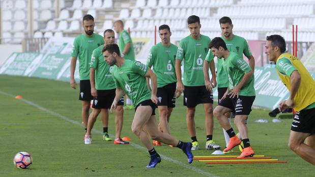 Rodri conduce el esférico en un entrenamiento en El Arcángel