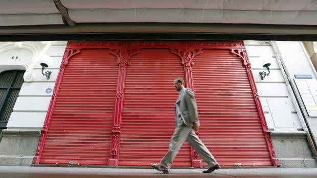 Un hombre pasa delante de la Cafetería Gaudí, cerrada tras 28 años de actividad