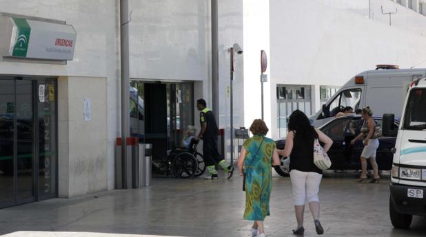 Entrada de las Urgencias del Hospital Reina Sofía