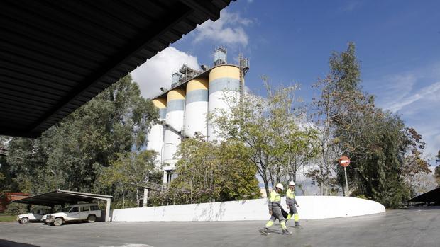 Dos trabajadores de la fábrica en las instalaciones de Cementos Cosmos