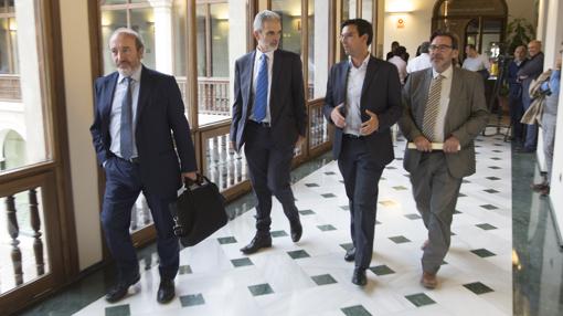 El consejero de Salud y el alcalde de Granada conversan en el Ayuntamiento