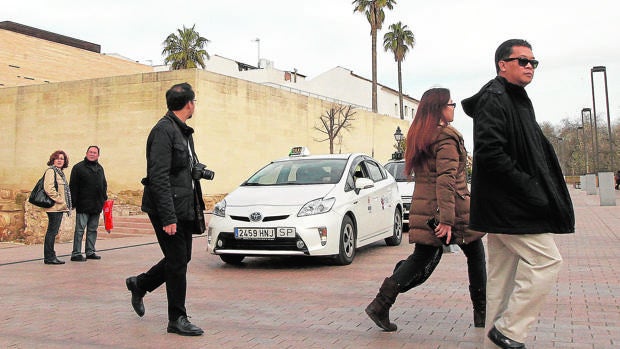 Un taxista de Córdoba devuelve a la Policía una cartera con 490 euros olvidada en su coche