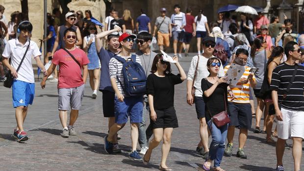 Turistas orientales pasean por la calle Torrijos de Córdoba