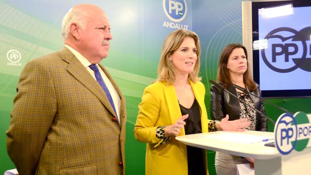 Jesús Aguirre, Ana Mestre y Ana Vanessa García en la sede del PP andaluz