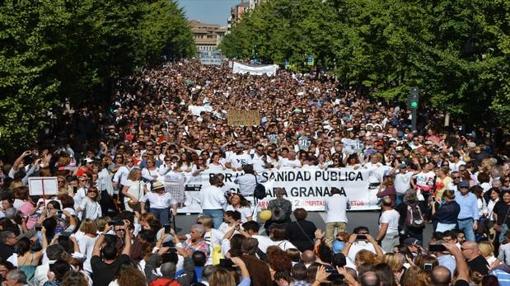 La manifestación, a su paso por la Gran Vía de Granada