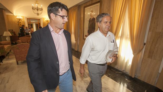 El edil de Turismo, Pedro García (IU), y el concejal Salvador Fuentes (PP) tras una reunión sobre el Consorcio