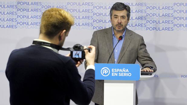 El diputado autonómico Miguel Ángel Torrico durante una comparecencia en la sede del PP